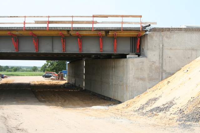 Budowa autostrady A4 - stacja PKP Gieratw Wykroty; widok w poprzek autostrady