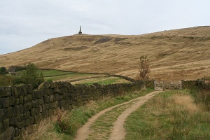 Anglia: Stoodley Pike widziany z oddali