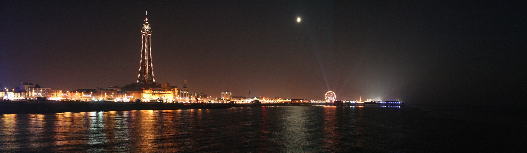 Nocna panorama Blackpool - brytyjskiego Las Vegas